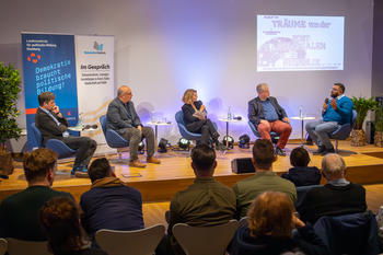 Panel Discussion "Träume von der post-kolonialen Republik.Teil1"